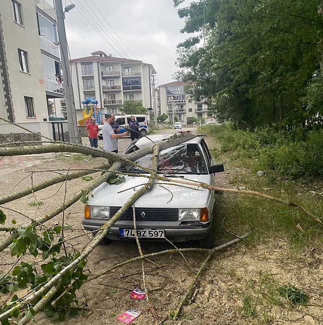 Fırtına Ve Yağış Sonrası Hızlı Müdahale