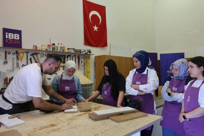 İBB’den Kadınlara Marangozluk Eğitimi