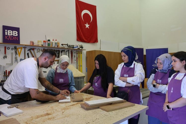İBB’den Kadınlara Marangozluk Eğitimi