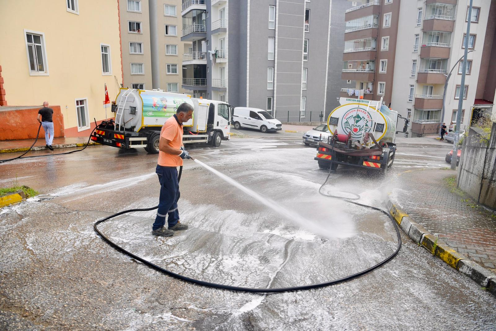 Nihatbey Caddesi Köpüklü Suyla Baştan Sona Yıkandı