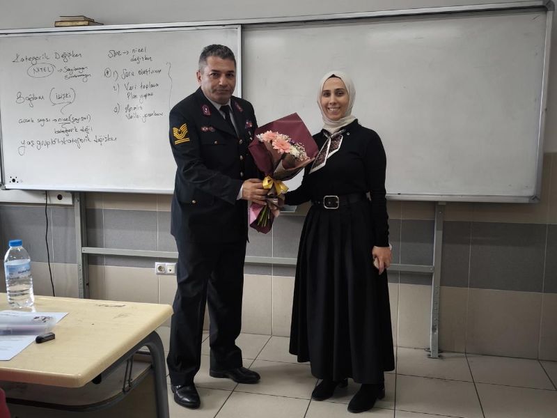 Bursa İl Jandarma Komutanlığı Ekipleri 24 Kasım Öğretmenler Günü Dolayısıyla Şehit Kızına Öğretmenler Günü Sürprizi Gerçekleştirdi