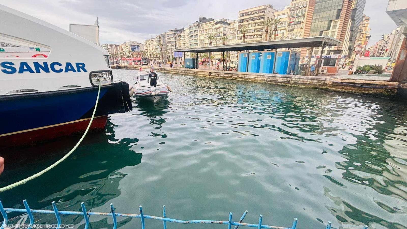 İzmir İtfaiyesi, iskele altında sıkışan kediyi kurtardı