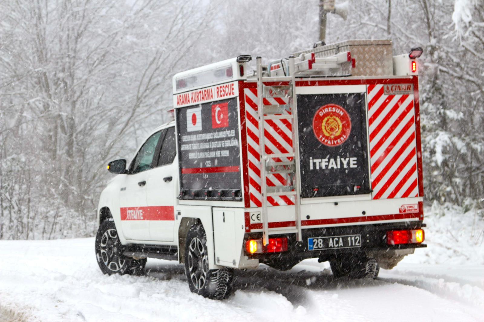 Giresun Belediyesi Beyaz Örtüye Bürünen Mahallelerde Karla Mücadele Çalışmasını Aksatmadı