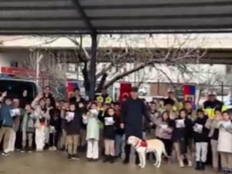 Çorum İl Jandarma Komutanlığı’nı Ziyaret Eden Öğrenciler, Jandarma Personeline Atkı Hediye Etti