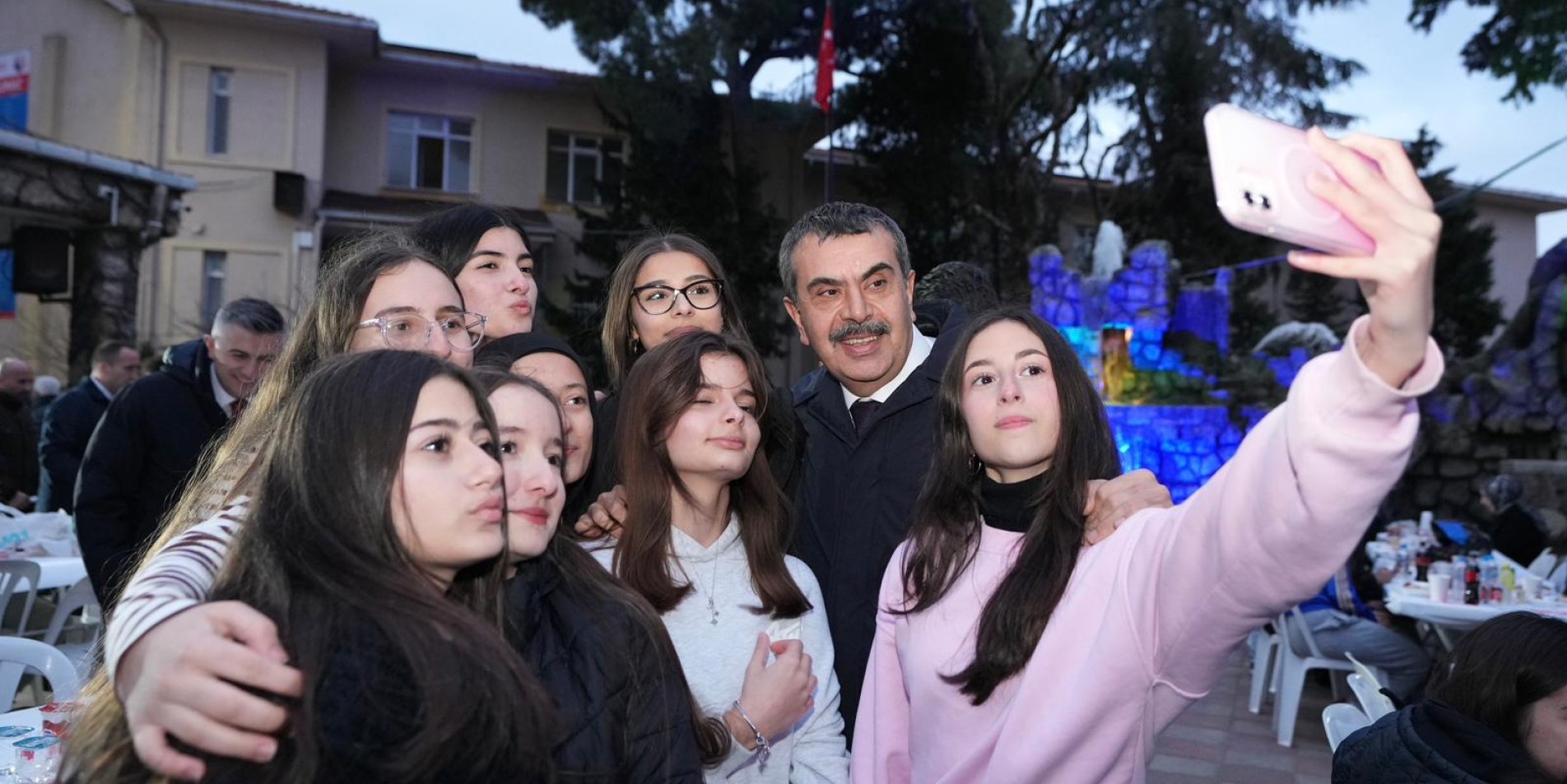 Bakan Tekin, İstanbul’da Öğrenci Ve Öğretmenlerle İftar Sofrasında Buluştu