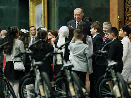 Cumhurbaşkanı Erdoğan, Millî Eğitim Bakanı Tekin ve beraberindeki çocukları kabul etti