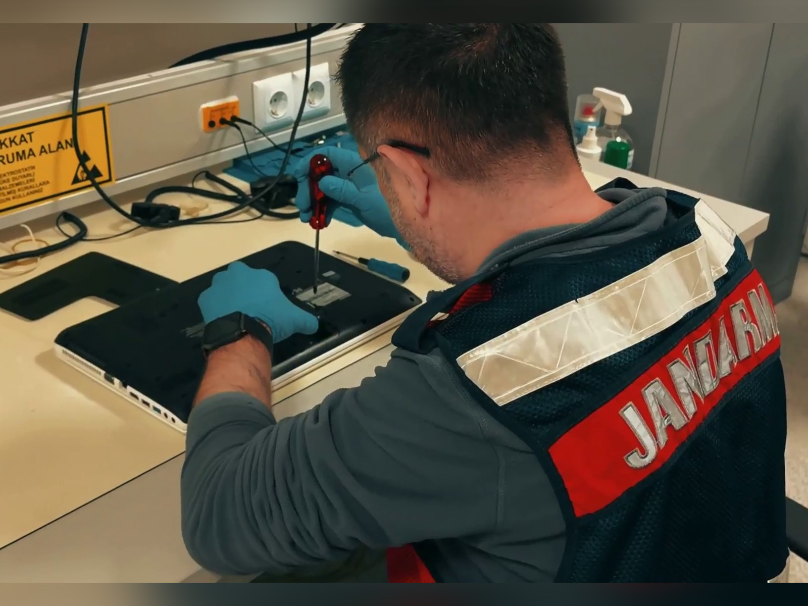 “18 İlde Nitelikli Dolandırıcılık ve Yasa Dışı Bahis Suçlarına Yönelik Düzenlenen Operasyonlarda 127 Şüpheli Yakalandı.”