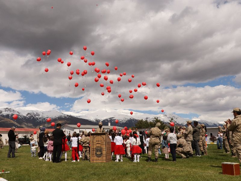 Erzincan İl Jandarma Komutanlığı Ekipleri 23 Nisan Ulusal Egemenlik ve Çocuk Bayramı münasebeti Kapsamında İlkokul öğrencileriyle Birarada Bulundu