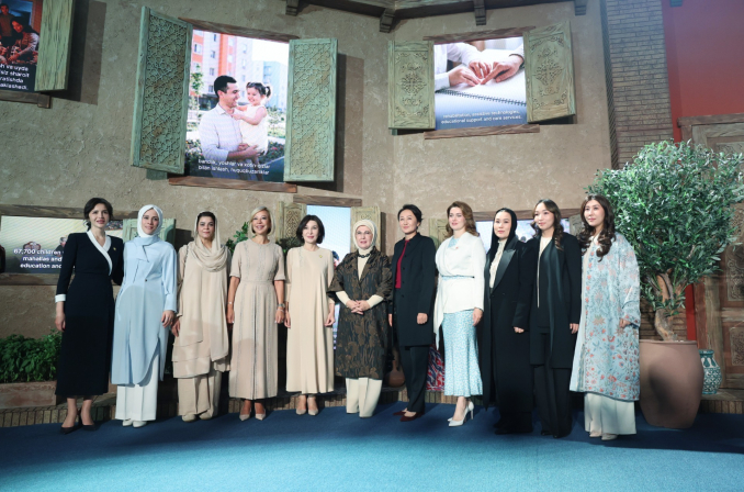 Emine Erdoğan, Özbekistan’da düzenlenen zirve kapsamında açılan sergiyi ziyaret etti