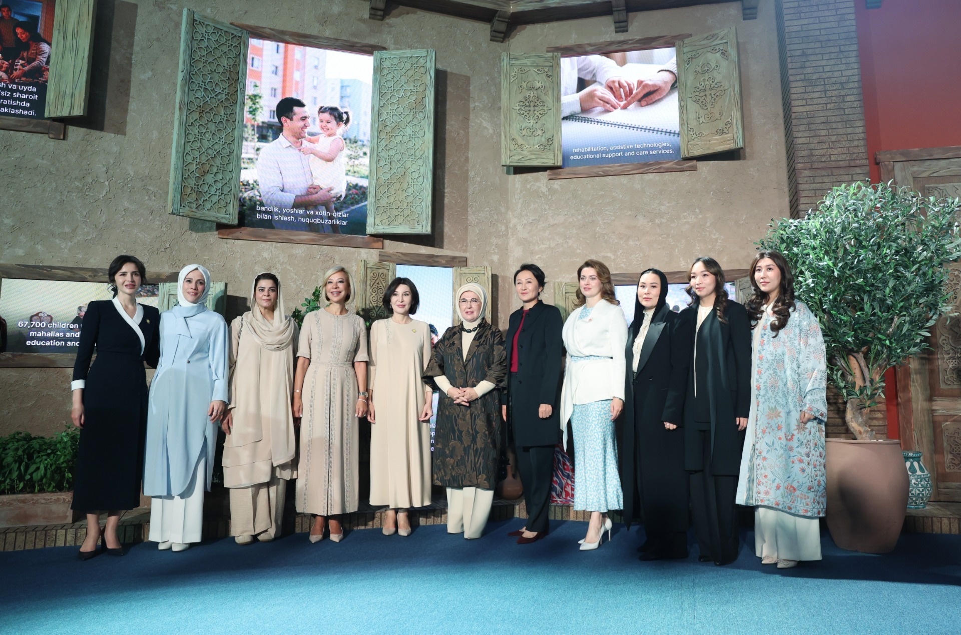 Emine Erdoğan, Özbekistan’da düzenlenen zirve kapsamında açılan sergiyi ziyaret etti