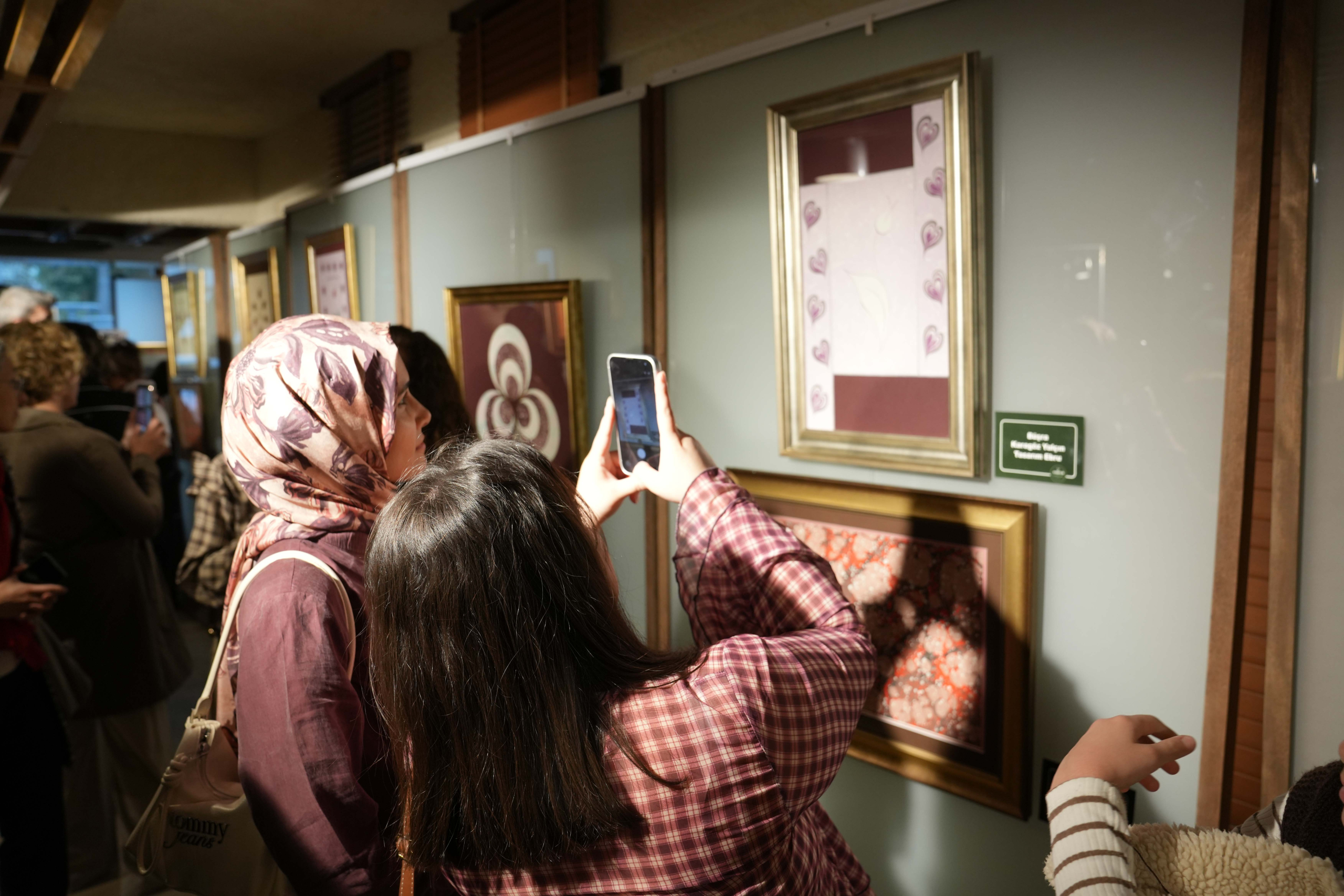 Konya Büyükşehir “Ebru Talebeleri İle Ebru” Sergisine Ev Sahipliği Yapıyor