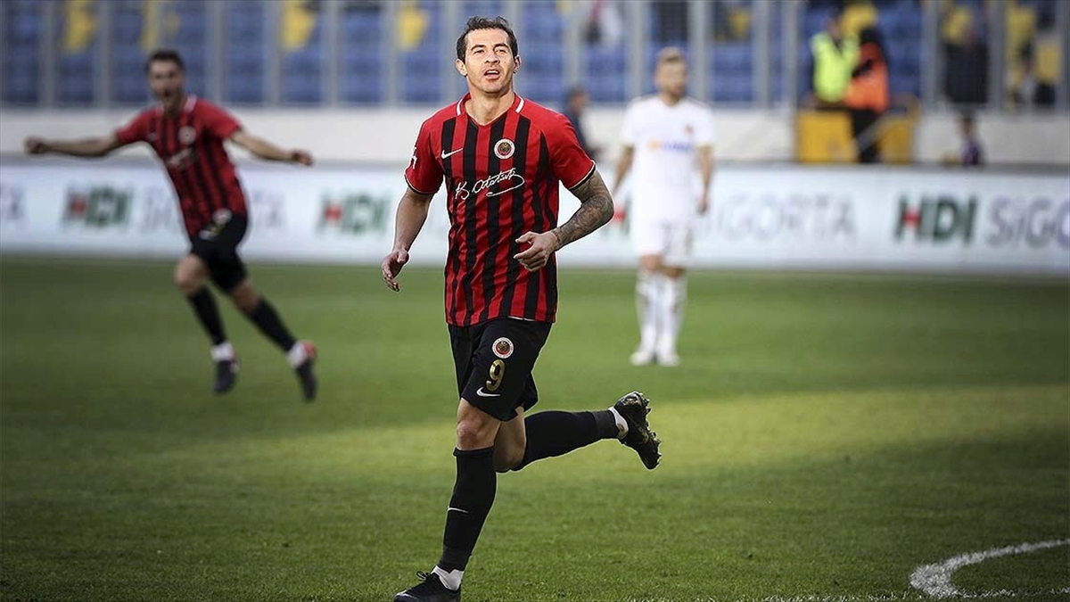 Stancu Gençlerbirliği formasıyla Süper Lig’de 50. gol peşinde