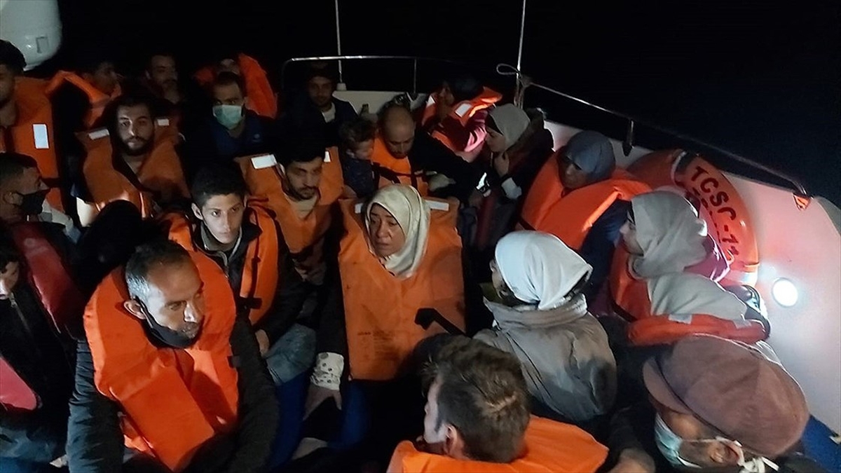 Türk kara sularına geri itilen 67 yabancı uyruklu kurtarıldı
