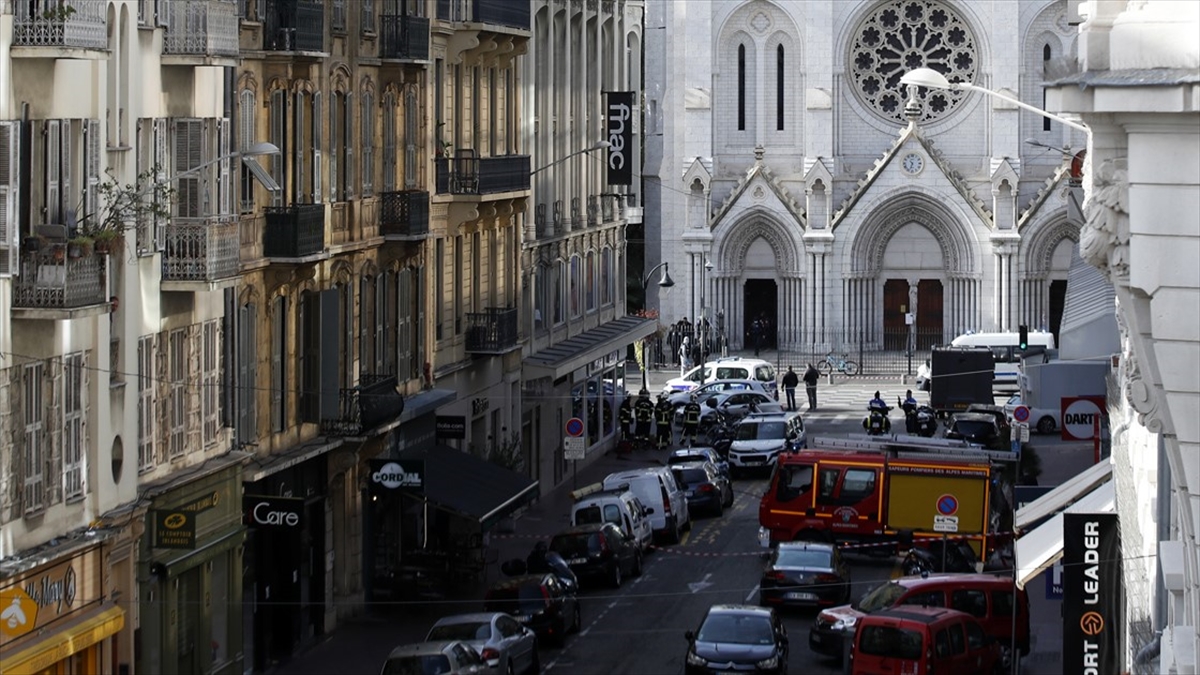 Fransa Nice’deki saldırı sonrası güvenlik önlemlerini artırıyor