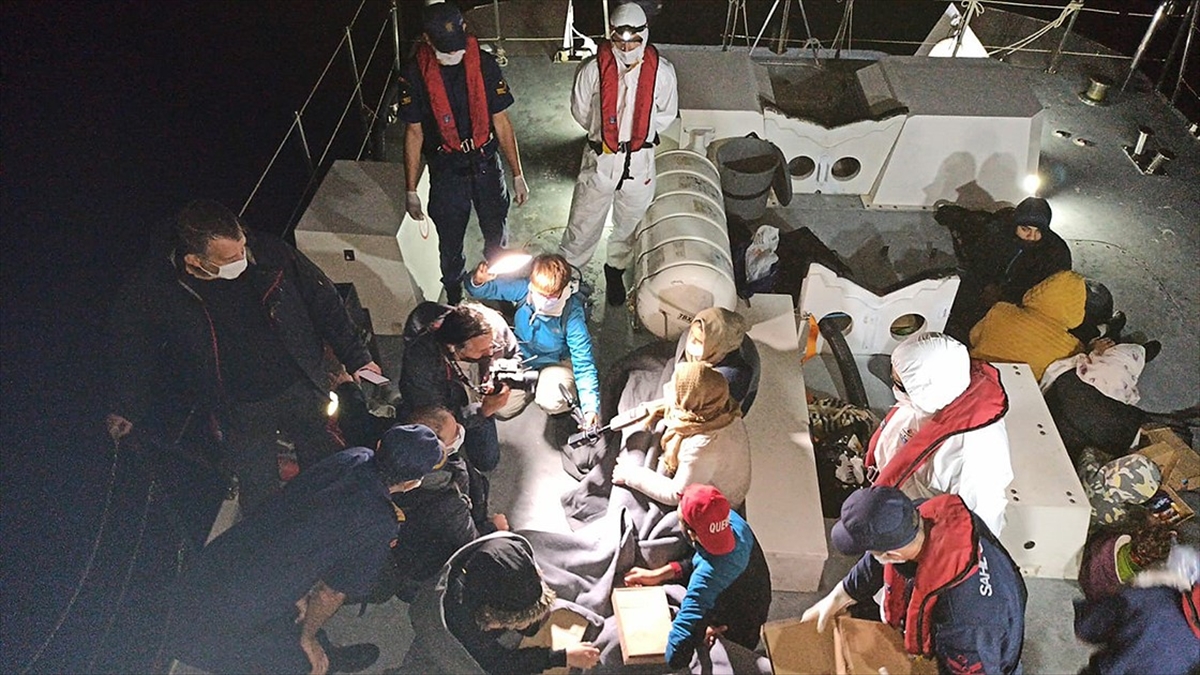 Muğla’da Türk kara sularına itilen 18 sığınmacı kurtarıldı