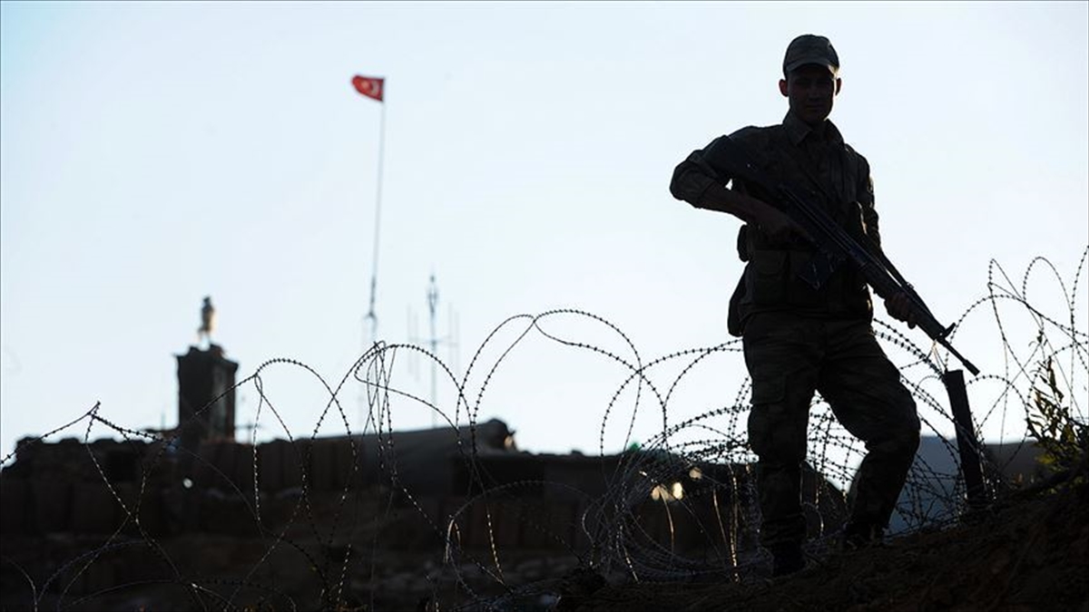 İkna edilen PKK’lı terörist Suriye sınırında teslim oldu
