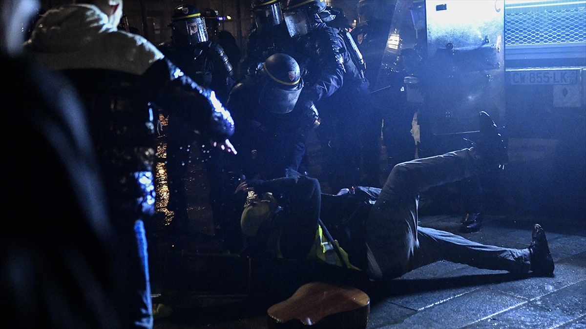 Fransa’da polislerden şiddet itirafı