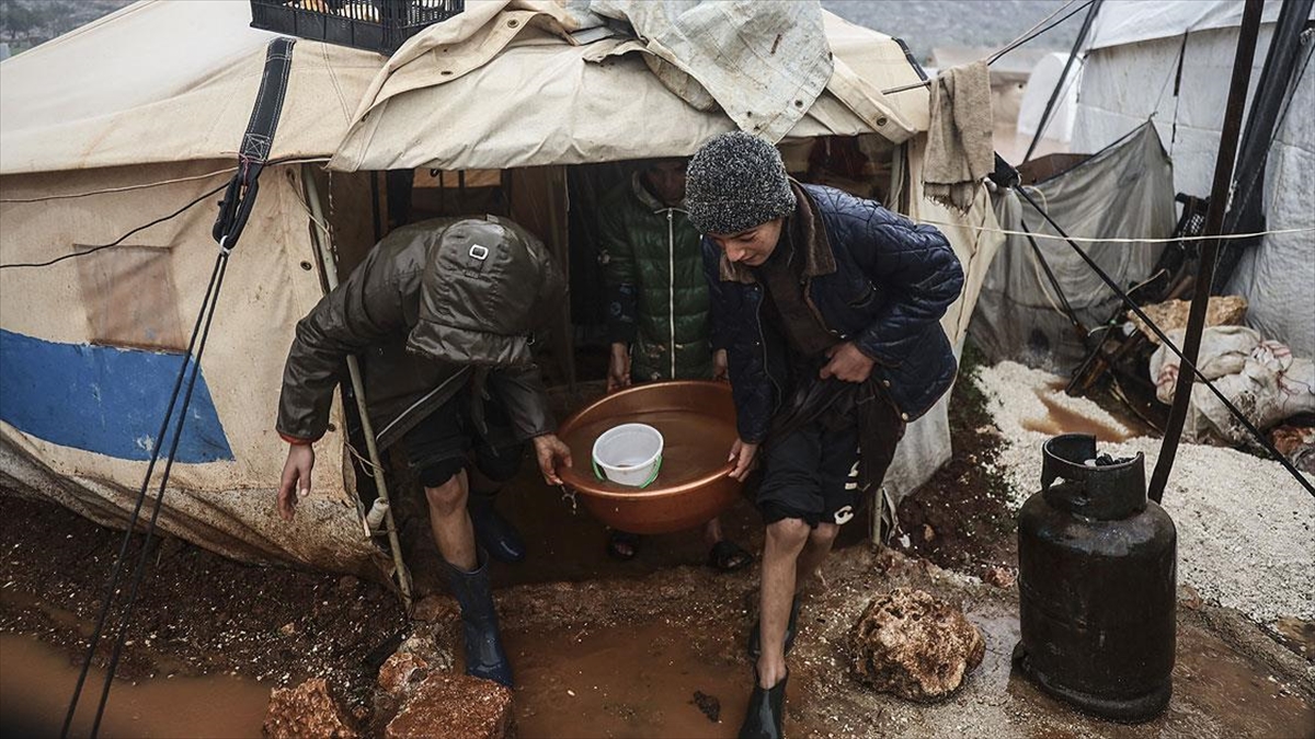 İdlib’de yerinden edilen 50 bin sivilin çadırı sular altında kaldı