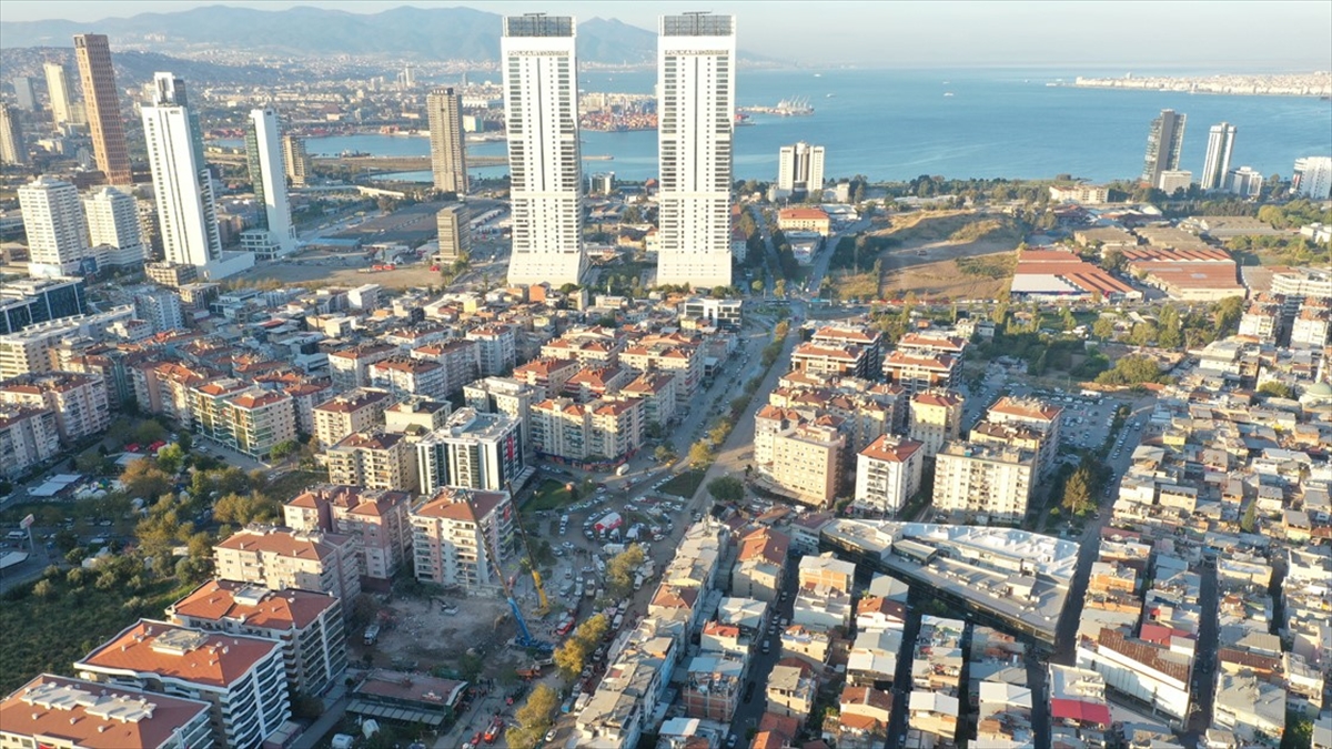 İzmir’de depremin ardından acil yıkılan 71 binada inşaat çalışmaları başladı