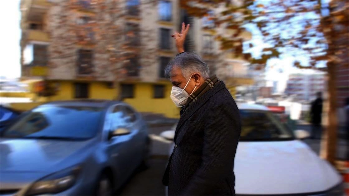 Evlat nöbetindeki ailelere zafer işareti yapan HDP’li vekil hakkında soruşturma başlatıldı