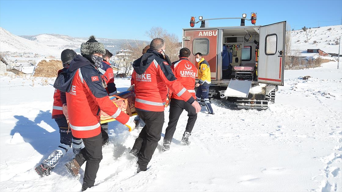 Acil Müdahale Timleri dondurucu soğukta karlı dağları aşarak hayat kurtarıyor