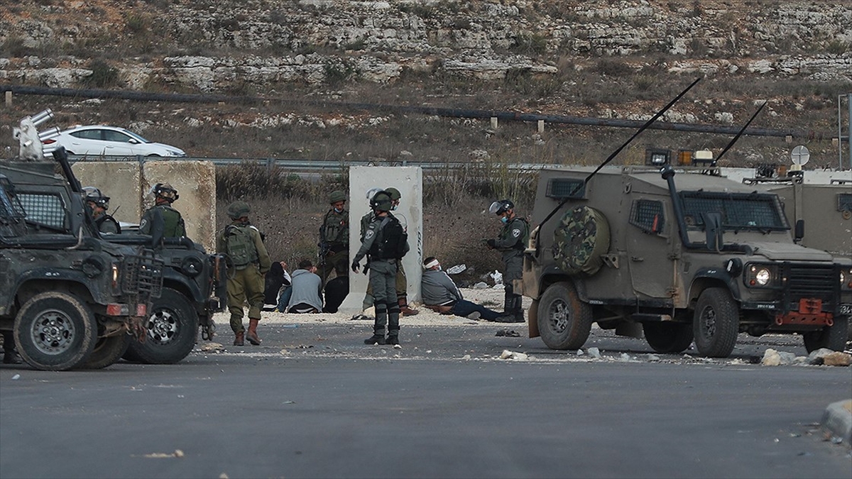 İsrail güçleri Batı Şeria’da 25 Filistinliyi gözaltına aldı