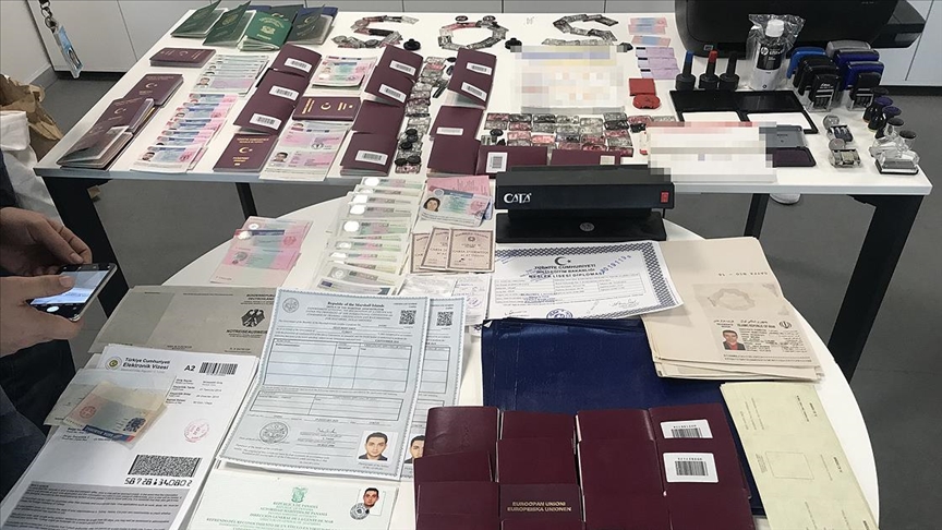 İstanbul’da 2 binin üzerinde sahte seyahat belgesi düzenleyen şüpheli tutuklandı