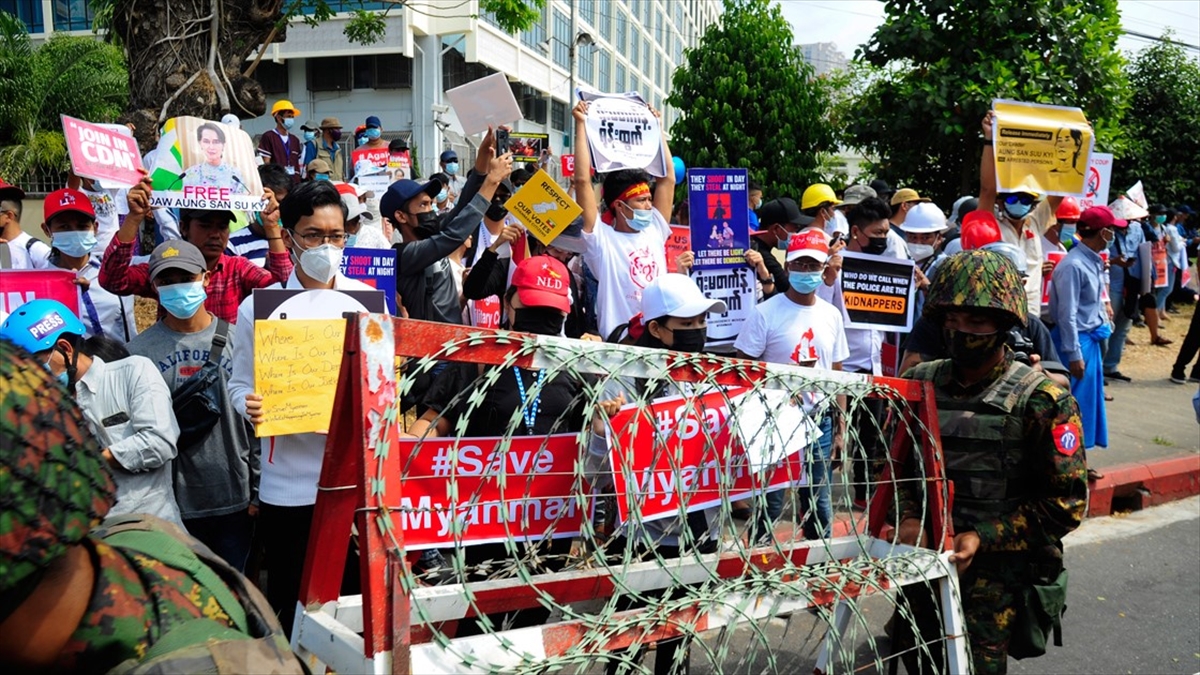 Myanmar’da protestolar internet erişimi yasaklarına rağmen sürüyor