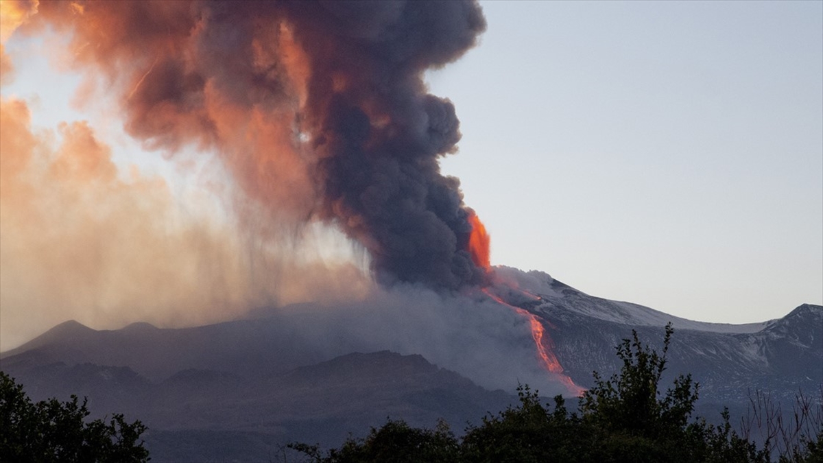 İtalya’daki Etna Yanardağı bir kez daha faaliyete geçti