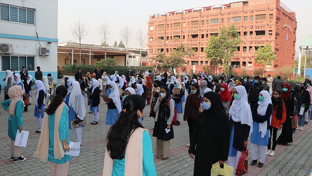 Pak-Türk Maarif Okullarına giriş sınavına 7 bini aşkın öğrenci katıldı