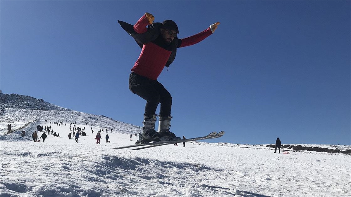 ‘Güneydoğu’nun Uludağı’ karın erimeye başlaması nedeniyle sezonun son kayakçılarını ağırlıyor