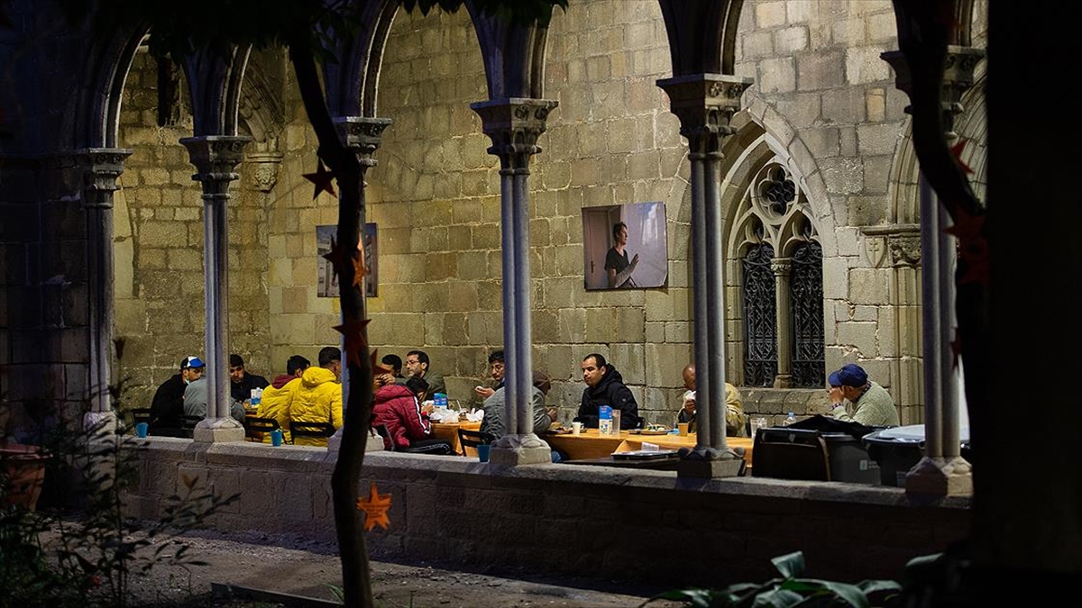 Salgın nedeniyle Barselona’daki Müslümanlar ilk kez kilise avlusunda iftar yapıyor