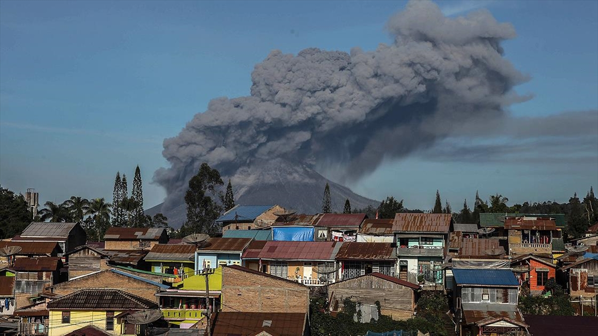 Endonezya’da faaliyete geçen Sinabung Yanardağı kül püskürtmeye başladı