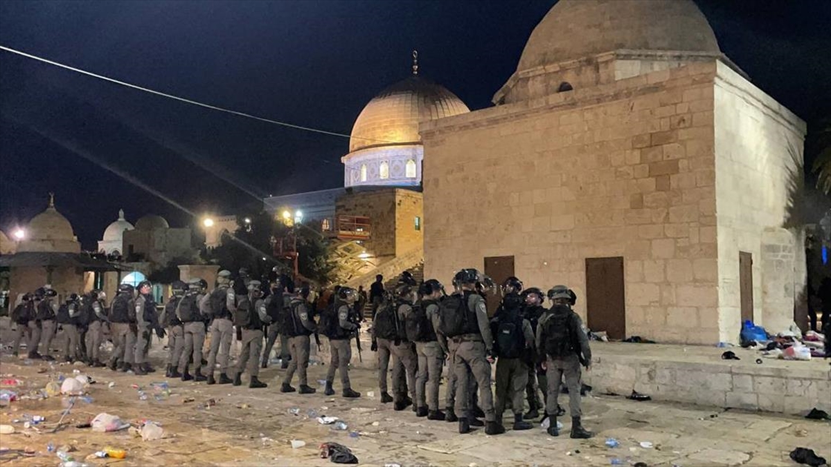 İsrail polisinden Mescid-i Aksa’da cemaate saldırı