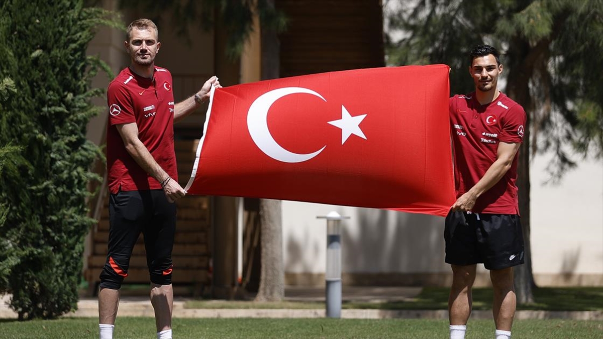Milli futbolcular Mert Günok ve Kaan Ayhan EURO 2020’de başarıdan emin