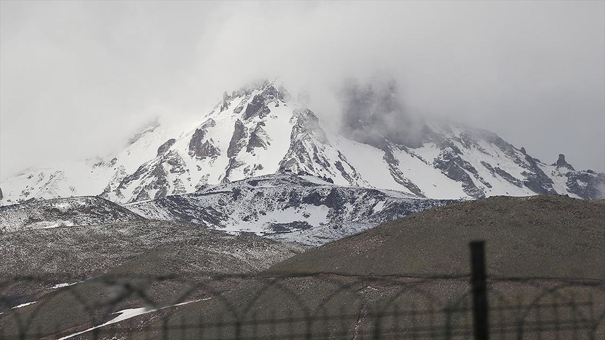 Erciyes’in yüksek kesimlerine kar yağdı