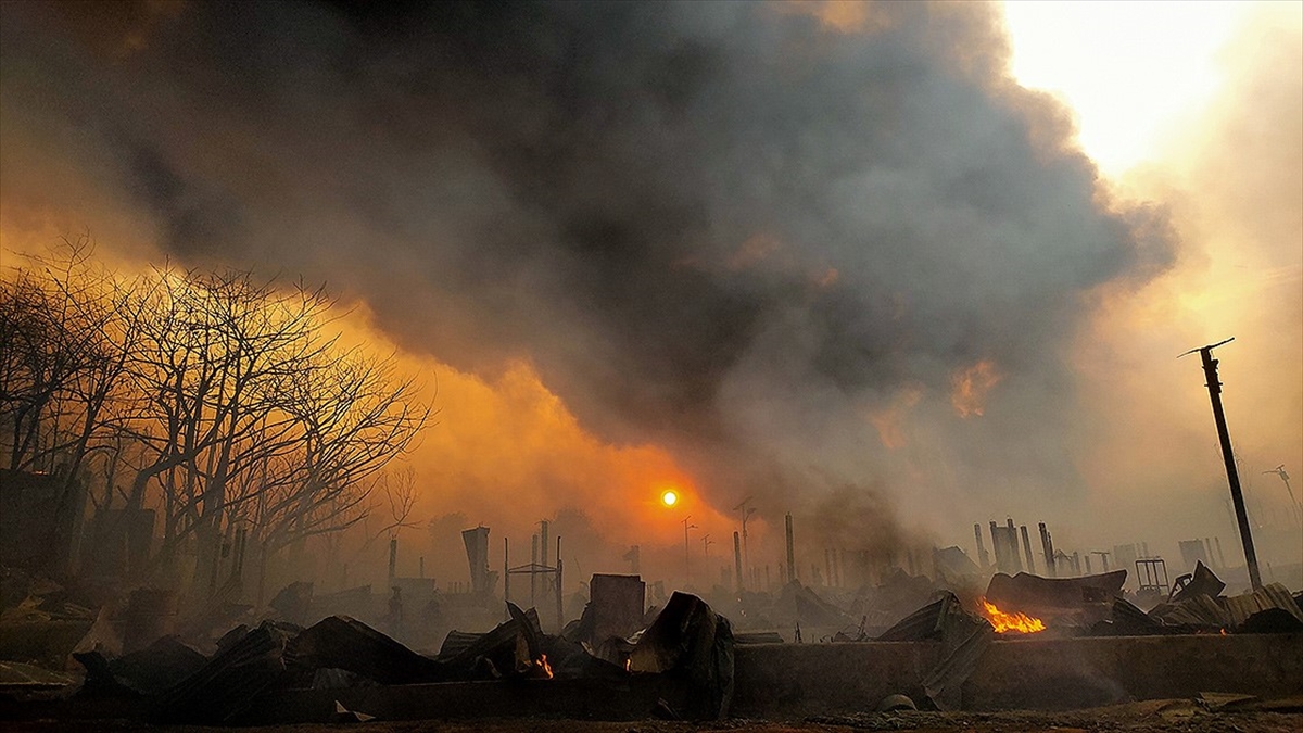 Hindistan’da Arakanlı Müslümanların kampında çıkan yangında 56 baraka yandı