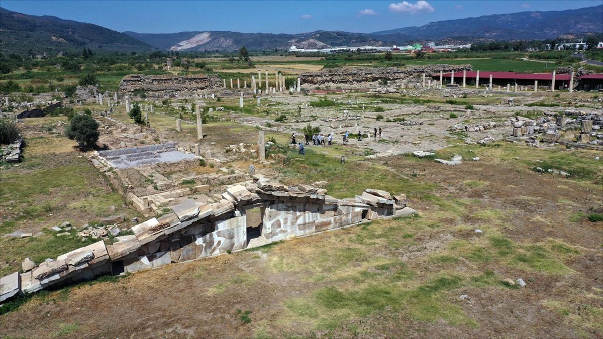 Magnesia Antik Kenti’ndeki kazılarda hedef toprak altındaki Zeus tapınağı