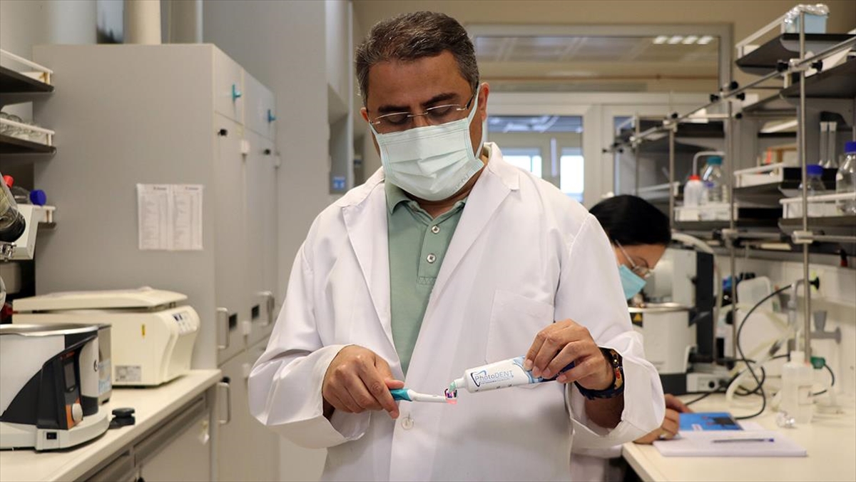 Türk bilim insanlarınca geliştirilen nanomoleküllü diş macunu ile diş fırçası seri üretime hazırlanıyor