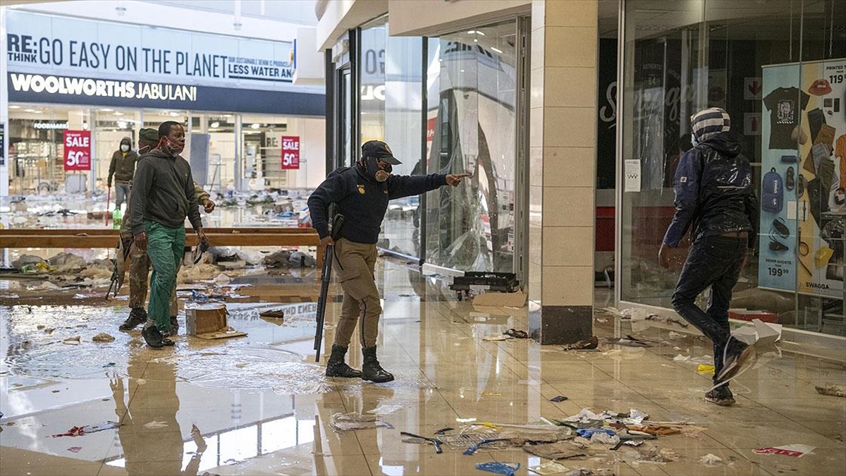 ‘Güney Afrika’da polis güçleri yağma olaylarının bastırılmasında yetersiz kalıyor’