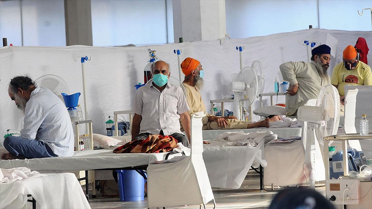 Hindistan’da son 24 saatte Kovid-19 nedeniyle ölenlerin sayısı 500’ün altına düştü