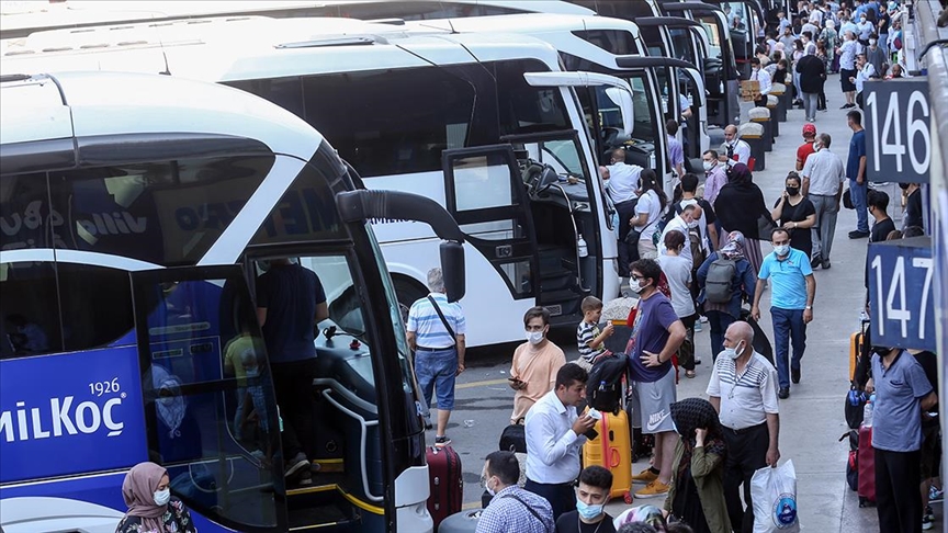 İstanbul’da havalimanları ve otogarlarda bayram hareketliliği yaşanıyor