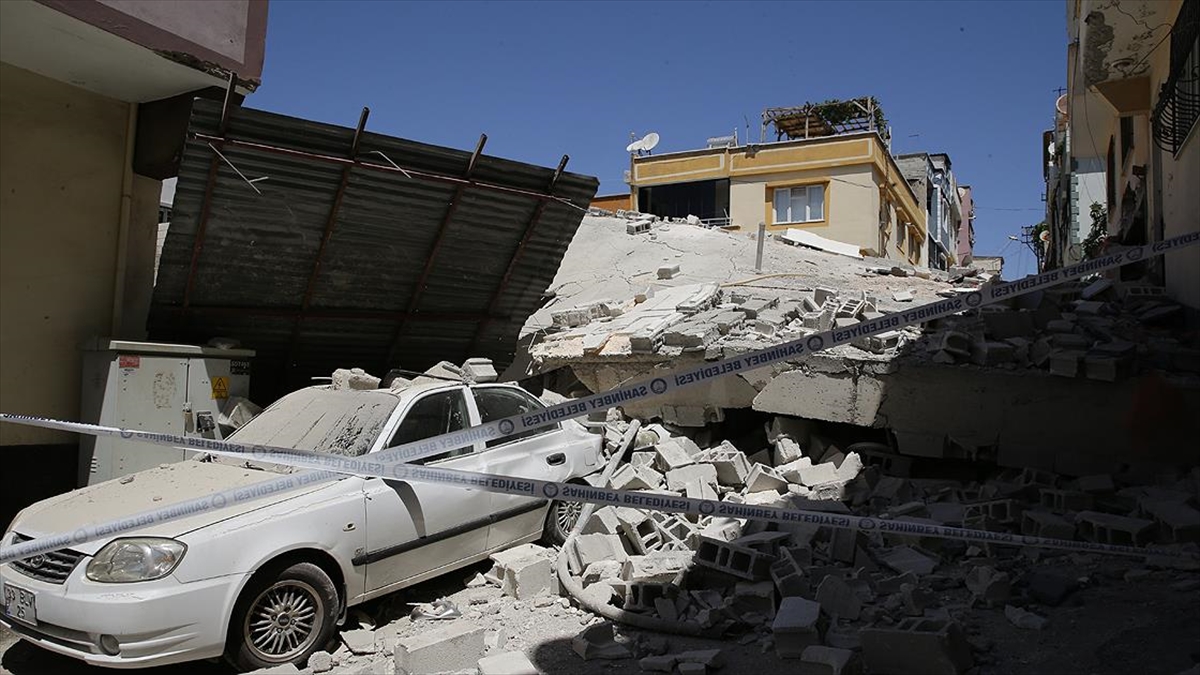 Gaziantep’te 5 katlı boş bina çöktü