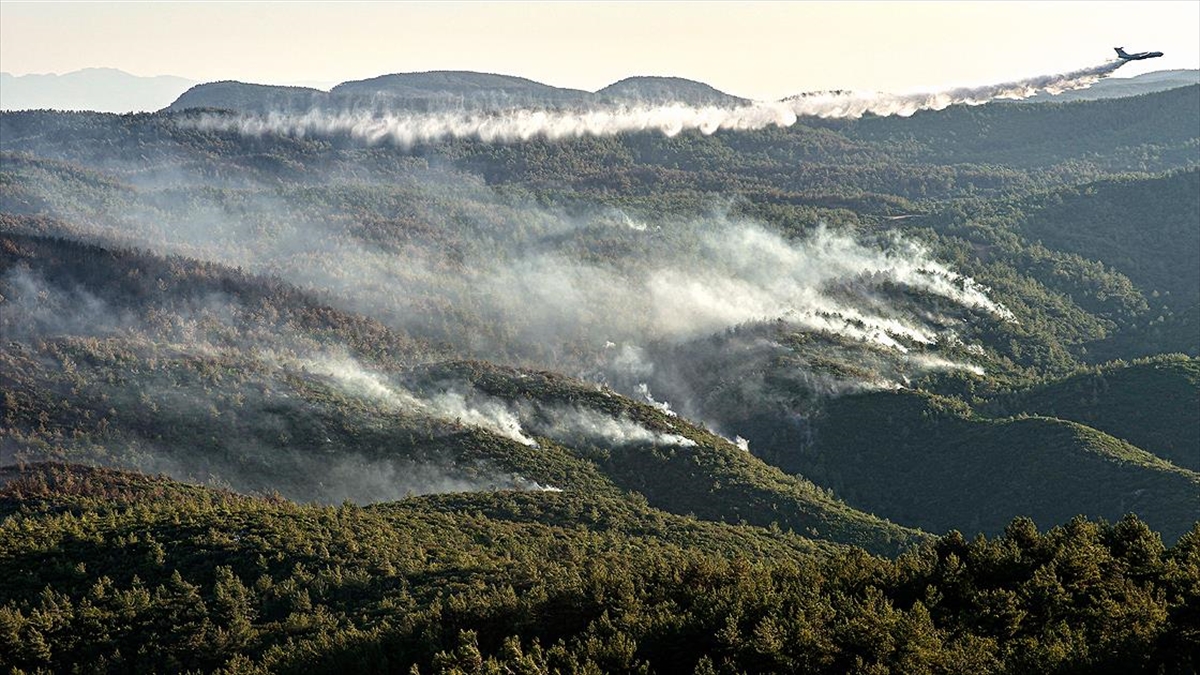 Muğla Valiliği: Kentteki yangınlara 7 Uçak, 39 Helikopter, 2 İHA, 10 bin 547 personel, 2 bin 545 araçla müdahale edildi