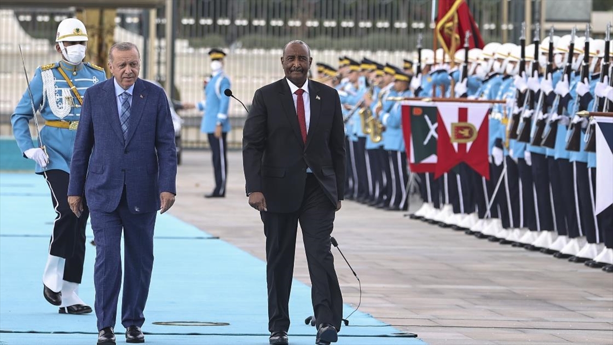 Cumhurbaşkanı Erdoğan Sudan Egemenlik Konseyi Başkanı Burhan’ı resmi törenle karşıladı