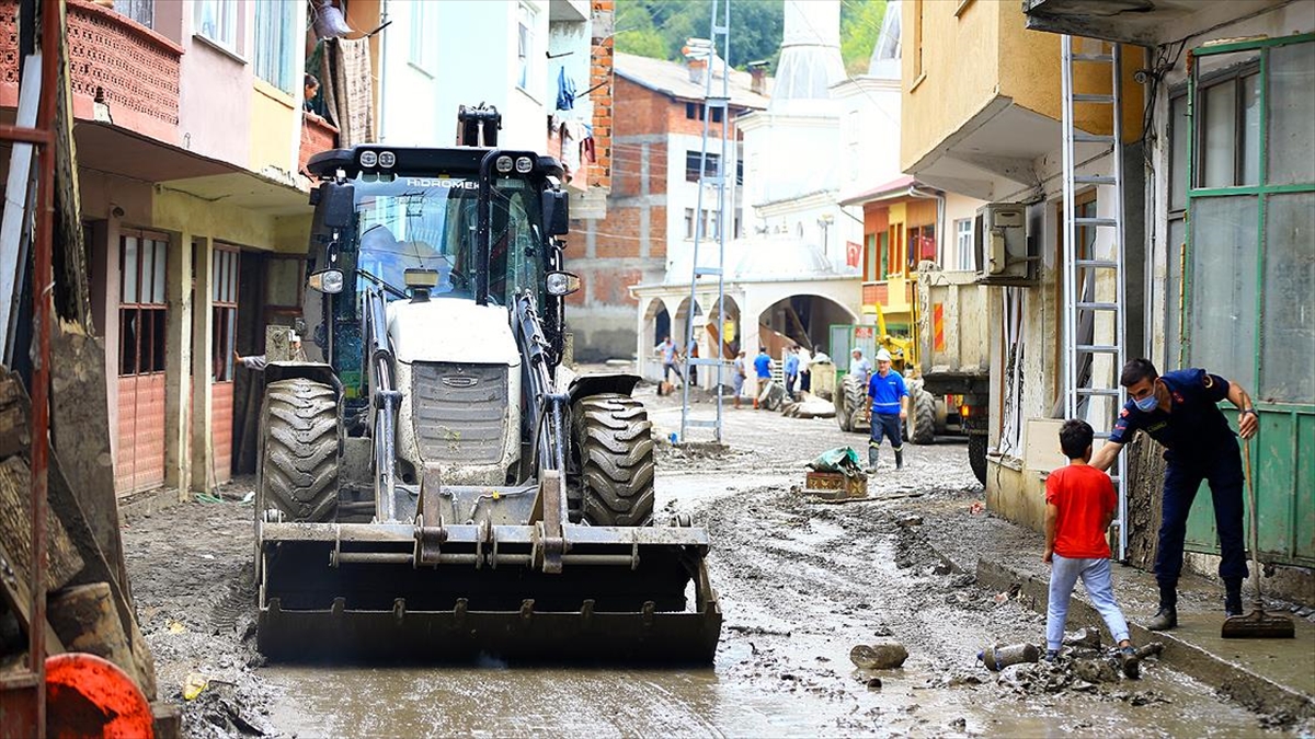 Bartın’da selden etkilenen alanlarda temizlik çalışmaları sürüyor