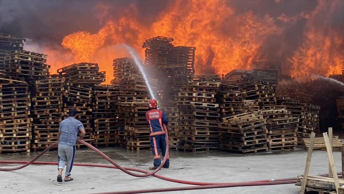 Sakarya’da geri dönüşüm fabrikasında çıkan ve palet üretim tesisine sıçrayan yangına müdahale ediliyor