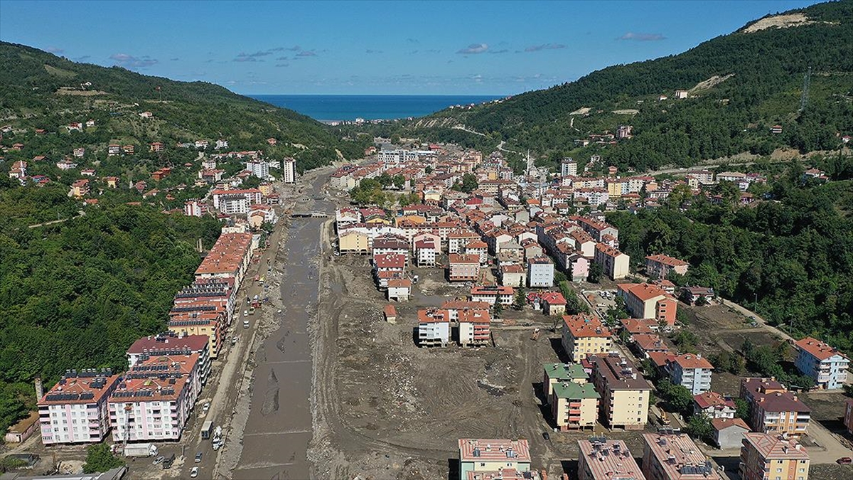 Bozkurt’ta ekipler 25 gündür selin izini silmeye çalışıyor