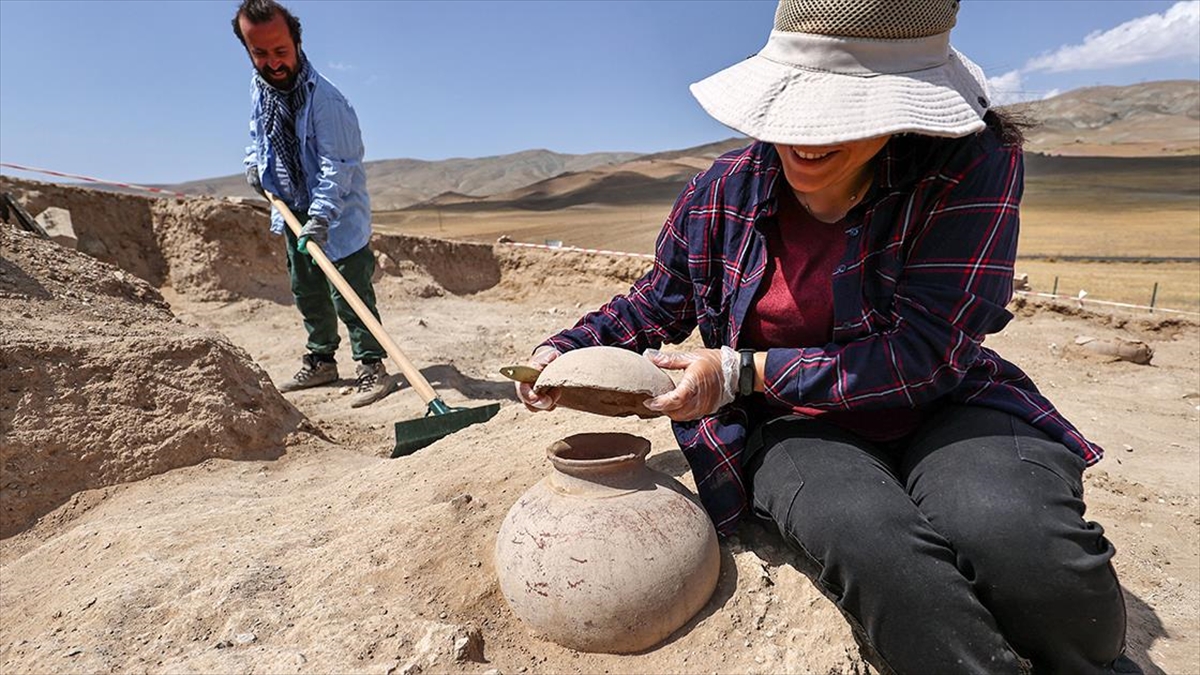 Çavuştepe Kalesi’nde bulunan 45 urne arkeologlarca mercek altına alındı