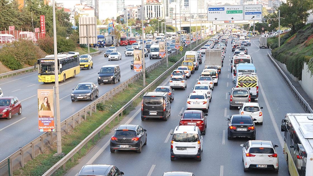 İstanbul’da trafik yoğunluğu yaşanıyor